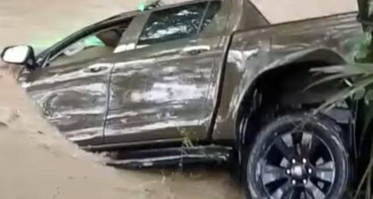 Banjir Deras Seret Kendaraan Pengawal Bupati Di Kali Siumate
