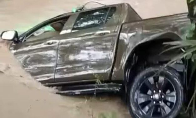 Banjir Deras Seret Kendaraan Pengawal Bupati Di Kali Siumate