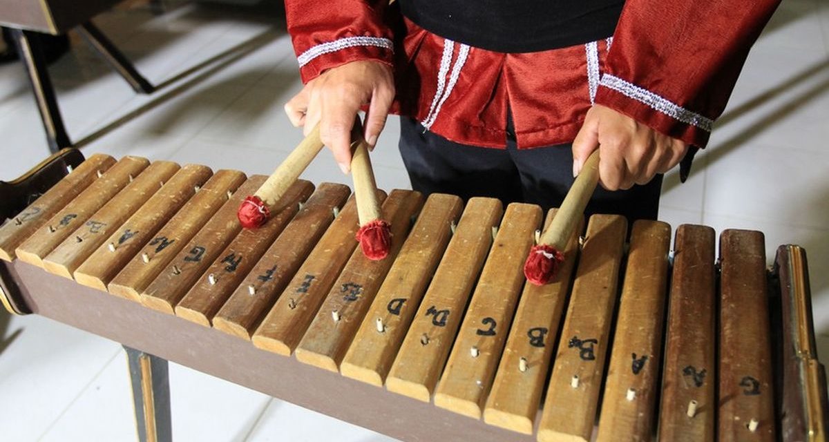 Alat Musik Tradisional“Kolintang” Yang Di Buat Dari Bambu Loh