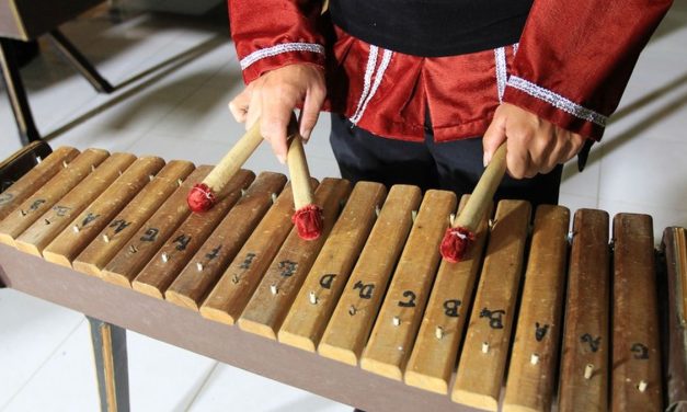 Alat Musik Tradisional“Kolintang” Yang Di Buat Dari Bambu Loh